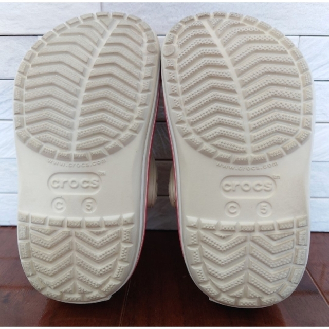 crocs(クロックス)のcrocs クロックス C5 白ピンク キッズ/ベビー/マタニティのベビー靴/シューズ(~14cm)(サンダル)の商品写真