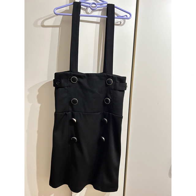 しまむら(シマムラ)の匿名発送込　しまむら　ジャンパースカート　ブラック　ボタン　 レディースのワンピース(ひざ丈ワンピース)の商品写真