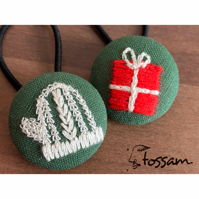 tossam ヘアゴム くるみボタン 刺繍 クリスマス 2点 セット ハンドメイドのアクセサリー(ヘアアクセサリー)の商品写真