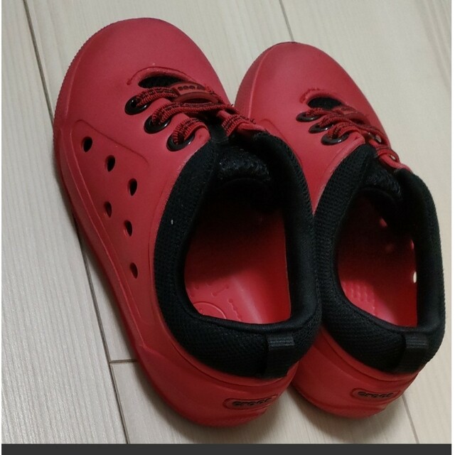 crocs(クロックス)のクロックス　キッズシューズ　サンダル　レッド　C1011 キッズ/ベビー/マタニティのキッズ靴/シューズ(15cm~)(スニーカー)の商品写真