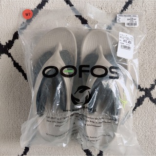 ウーフォス(OOFOS)の新品 OOFOS ウーフォス ウーメガ ベージュ  厚底 7(サンダル)