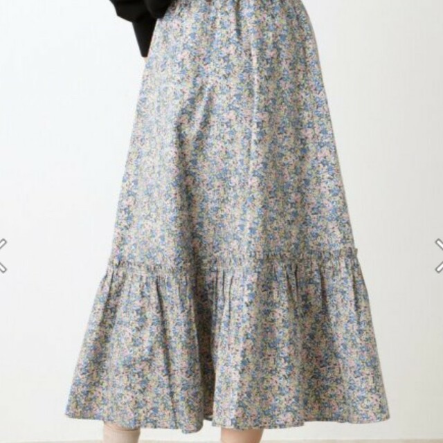 AfternoonTea(アフタヌーンティー)のアフタヌーンティーリビング　リバティプリント ティアードスカート　グレー レディースのスカート(ロングスカート)の商品写真