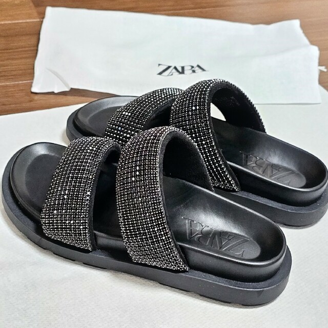 ZARA(ザラ)のシャイニー素材フラットサンダル ブラック 黒 サンダル 厚底 ZARA ザラ レディースの靴/シューズ(サンダル)の商品写真
