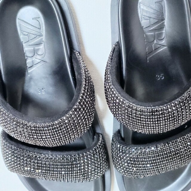 ZARA(ザラ)のシャイニー素材フラットサンダル ブラック 黒 サンダル 厚底 ZARA ザラ レディースの靴/シューズ(サンダル)の商品写真