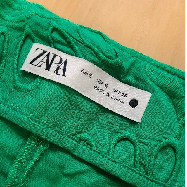 ZARA(ザラ)のザラZARAグリーン緑スカラップレースショートパンツS レディースのパンツ(ショートパンツ)の商品写真