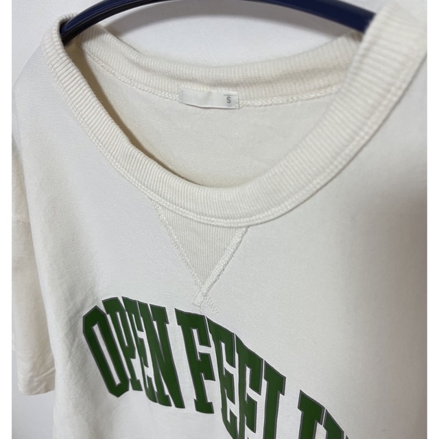 GU(ジーユー)のGU  トップス ロゴ  半袖  オフホワイト  S レディースのトップス(Tシャツ(半袖/袖なし))の商品写真