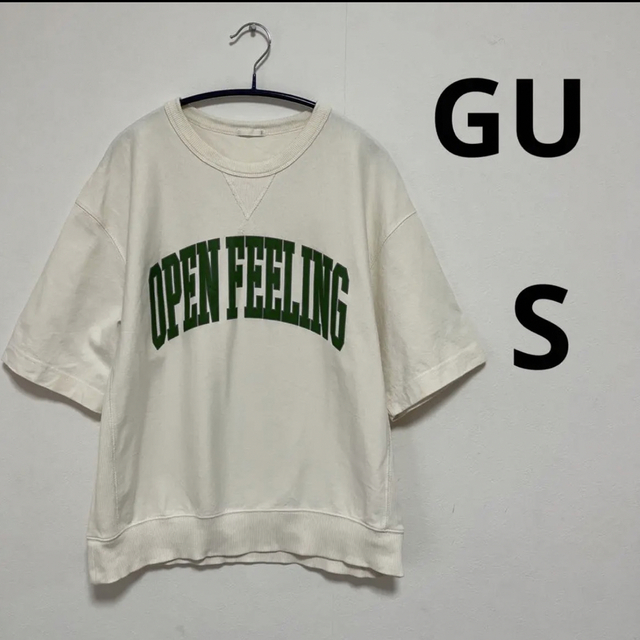 GU(ジーユー)のGU  トップス ロゴ  半袖  オフホワイト  S レディースのトップス(Tシャツ(半袖/袖なし))の商品写真