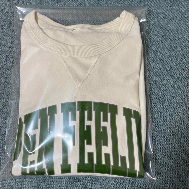 GU(ジーユー)のGU  トップス ロゴ  半袖  オフホワイト  S レディースのトップス(Tシャツ(半袖/袖なし))の商品写真