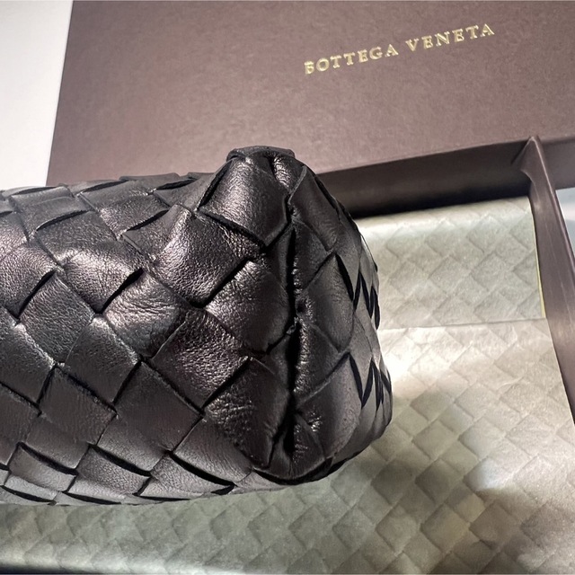 Bottega Veneta(ボッテガヴェネタ)の未使用　BOTTEGA VENETA ポーチ　イタリア製 レディースのファッション小物(ポーチ)の商品写真