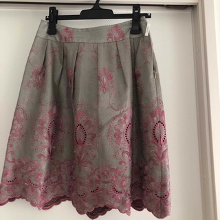 【AUSTIN REED】レザー風　刺繍スカート(ひざ丈スカート)