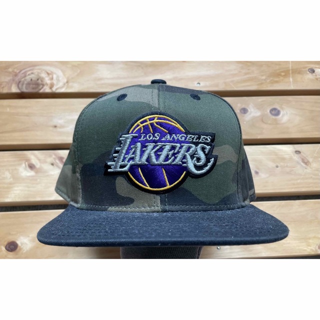 adidas(アディダス)のadidas "Los Angeles LAKERS"迷彩スナップバックキャップ メンズの帽子(キャップ)の商品写真