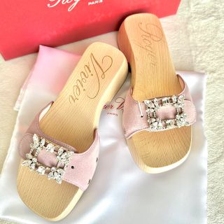 ロジェヴィヴィエ(ROGER VIVIER)の今月末までセール！新品未使用！ロジェヴィヴィエ　クリスタルスエードミュール(ミュール)