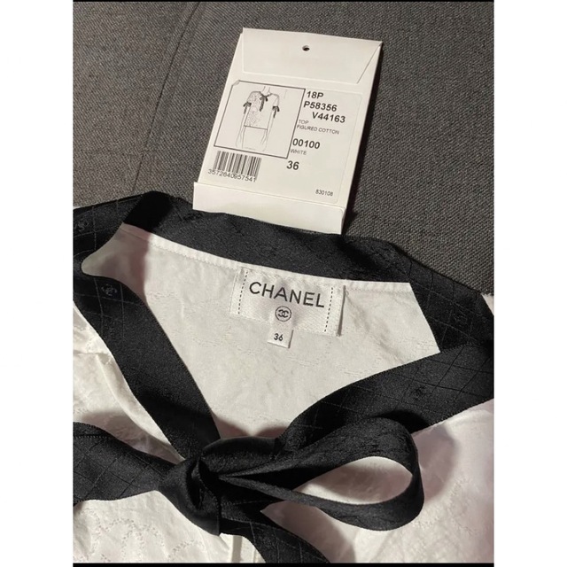 CHANEL(シャネル)のシャネルCHANEL18P総柄おリボン　ブラウス美品 レディースのトップス(シャツ/ブラウス(半袖/袖なし))の商品写真