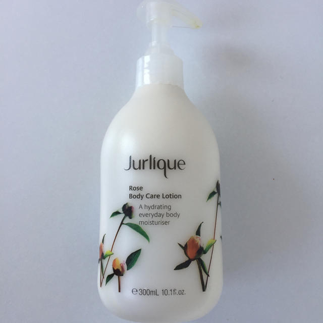 Jurlique(ジュリーク)のjurlique　ボディーケアローションローズ 300ml　期限切れ コスメ/美容のボディケア(ボディローション/ミルク)の商品写真