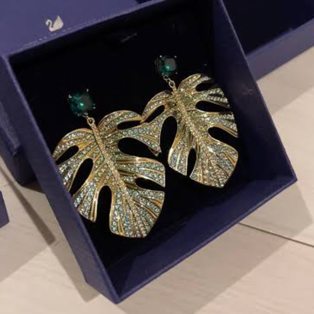 SWAROVSKI(スワロフスキー)の【美品】破格！定価32,000円 レディースのアクセサリー(ピアス)の商品写真