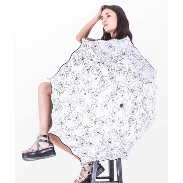 ✨大人気✨ 折りたたみ 傘 日傘 晴雨兼用 完全遮光 撥水 花柄 軽量 白黒 レディースのファッション小物(傘)の商品写真