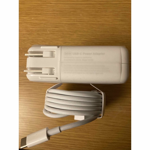 Apple(アップル)の【純正品・未使用】MacBook 96W 電源アダプタとUSB-C 充電ケーブル スマホ/家電/カメラのPC/タブレット(PC周辺機器)の商品写真