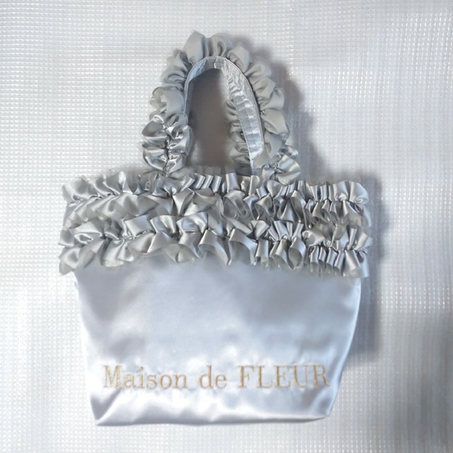 Maison de FLEUR(メゾンドフルール)の【送料込】Maison de FLEUR　ハンドルフリルバッグ（グレー） レディースのバッグ(ハンドバッグ)の商品写真