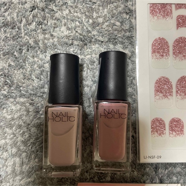 NAIL HOLIC(ネイルホリック)のネイルホリック BE807 とBE303のマニュキュアとネイルシール6枚のセット コスメ/美容のネイル(マニキュア)の商品写真