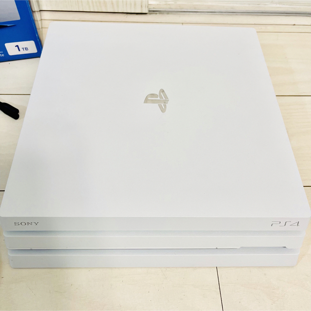 PlayStation4(プレイステーション4)のSONY PS4 pro 本体 グレイシャーホワイト CUH-7200 1TB エンタメ/ホビーのゲームソフト/ゲーム機本体(家庭用ゲーム機本体)の商品写真