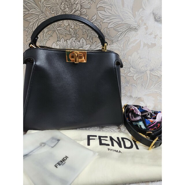 FENDI(フェンディ)のFENDI フェンディ ピーカブーアイコニックエッセンシャリー ブラック レディースのバッグ(ショルダーバッグ)の商品写真