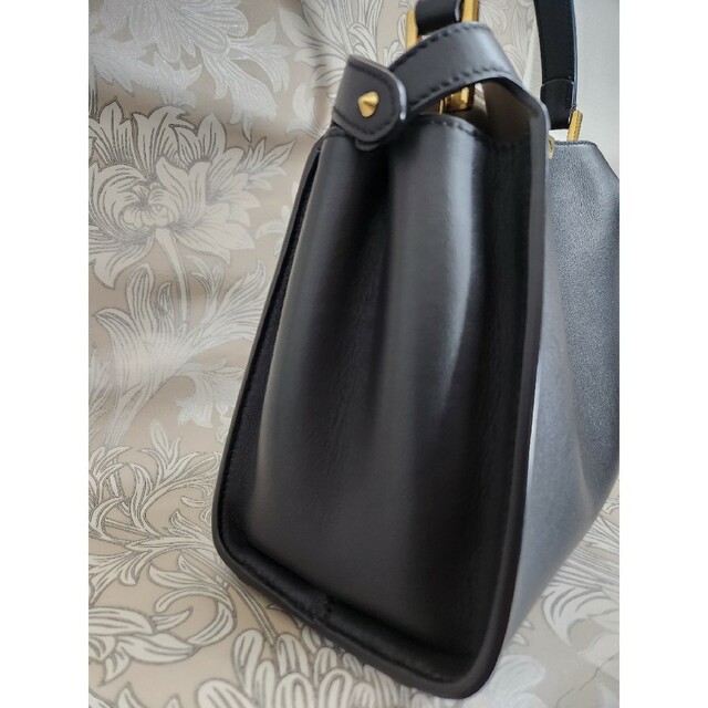 FENDI(フェンディ)のFENDI フェンディ ピーカブーアイコニックエッセンシャリー ブラック レディースのバッグ(ショルダーバッグ)の商品写真