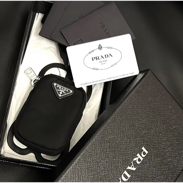 PRADA プラダ Re-Nylon ネックストラップ スマホケース 正規品のサムネイル