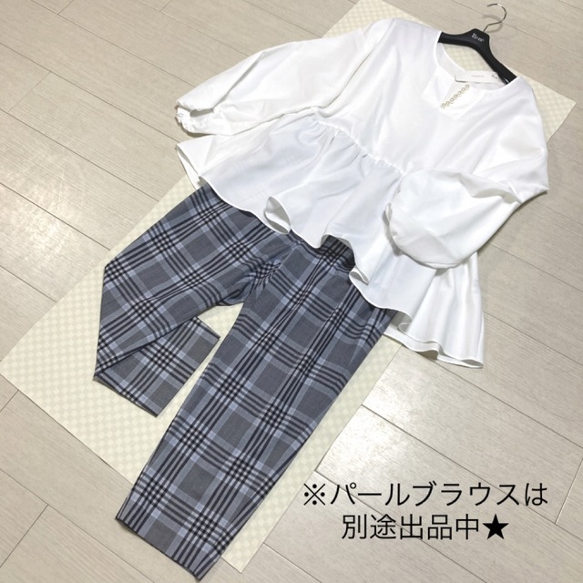 la.f...(ラエフ)の極美品 ¥22,000 la.f... テーパードチェックパンツ（size４４） レディースのパンツ(サルエルパンツ)の商品写真