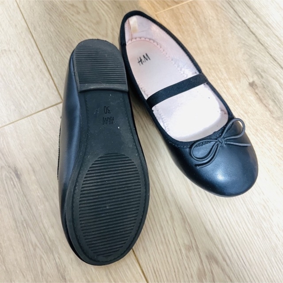 H&M(エイチアンドエム)の18.5センチ　黒　フラット　リボンバレエシューズ キッズ/ベビー/マタニティのキッズ靴/シューズ(15cm~)(フォーマルシューズ)の商品写真