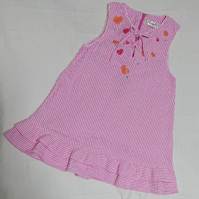 110　Round One　ハートプリントのピンクチェックワンピース キッズ/ベビー/マタニティのキッズ服女の子用(90cm~)(ワンピース)の商品写真