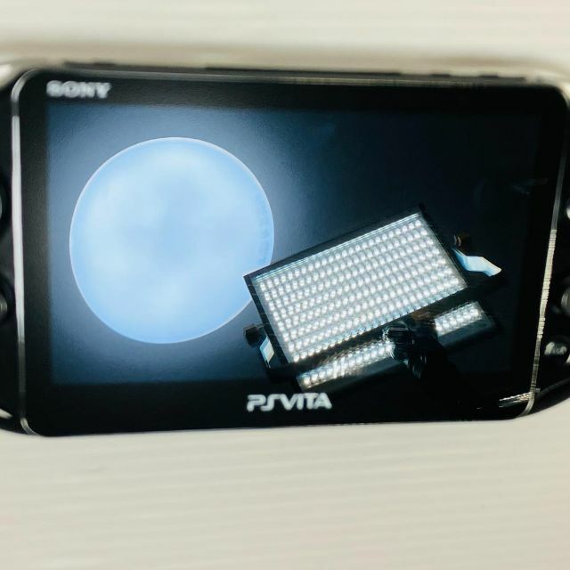 PlayStation Vita(プレイステーションヴィータ)の【良品】PSVITA ブラック PCH-2000ZA11 本体 エンタメ/ホビーのゲームソフト/ゲーム機本体(携帯用ゲーム機本体)の商品写真