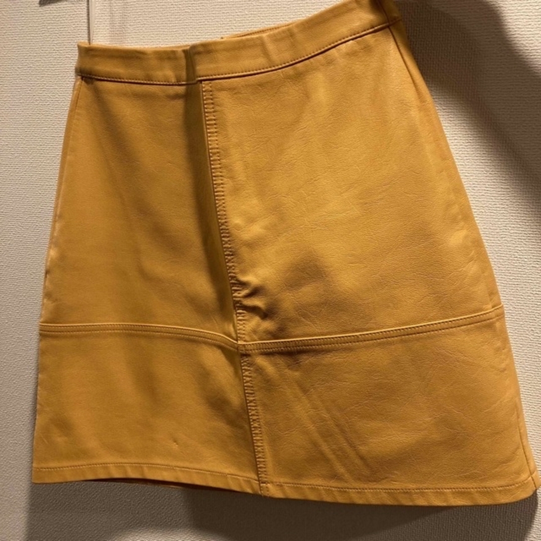 イエロー　フェイクレザーミニスカート　黄色　NEWLOOK レディースのスカート(ミニスカート)の商品写真