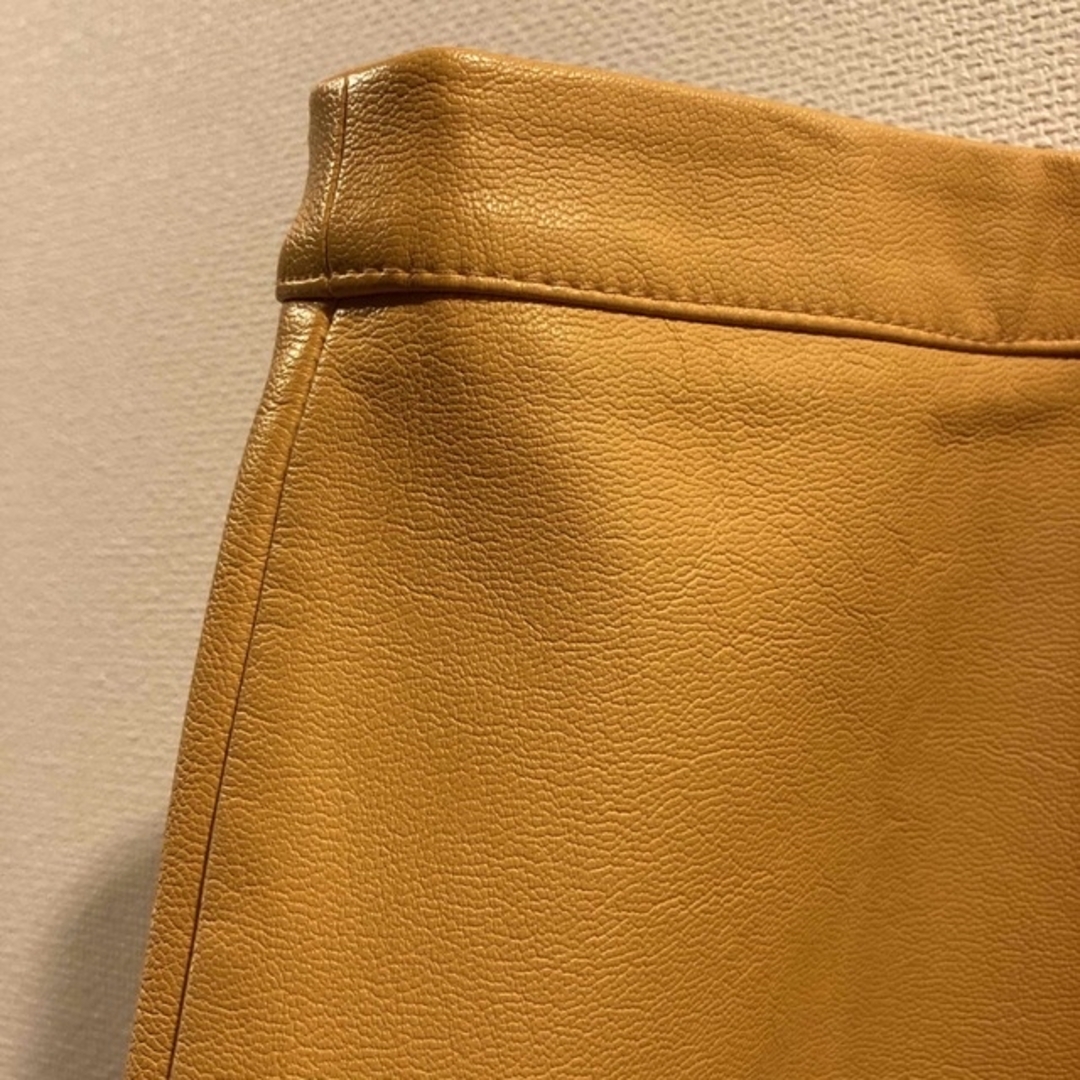 イエロー　フェイクレザーミニスカート　黄色　NEWLOOK レディースのスカート(ミニスカート)の商品写真