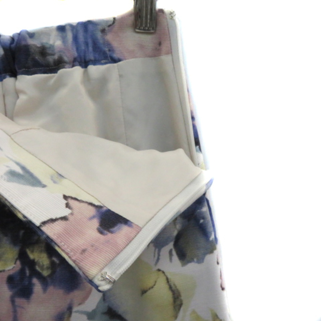 La TOTALITE(ラトータリテ)のラ トータリテ フレアスカート ロング丈 花柄 36 マルチカラー オフホワイト レディースのスカート(ロングスカート)の商品写真