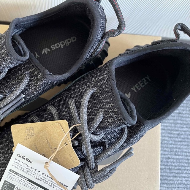 YEEZY（adidas）(イージー)のYEEZY BOOST 350 PIRATE BLACK 28.5 US10.5 メンズの靴/シューズ(スニーカー)の商品写真