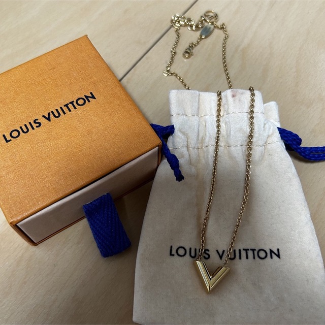 LOUIS VUITTON エセンシャルV ネックレス M61083