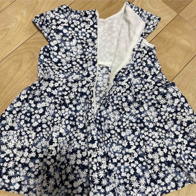 BeBe(ベベ)のBeBe 花柄ワンピース　90cm ベビードレス キッズ/ベビー/マタニティのキッズ服女の子用(90cm~)(ワンピース)の商品写真