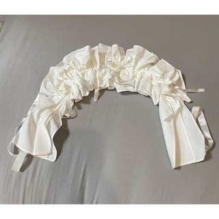 マーブル(marble)のMARBLE ボリュームフリルフェミニンヘッド ドレス：白x白リボンx白バラ(その他)