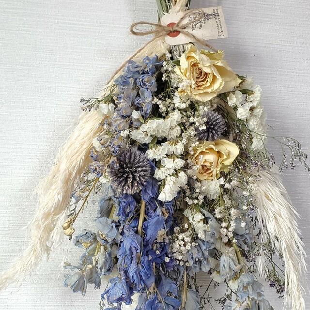 43cmデルフィニュームとバラと瑠璃玉アザミのブルー系ドライフラワースワッグ ハンドメイドのウェディング(ブーケ)の商品写真