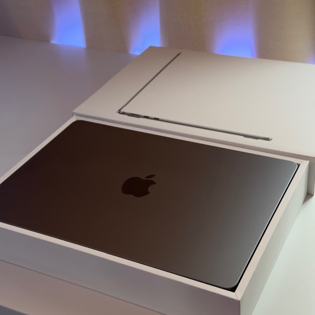 Apple - M2 MacBook Air 13.6インチ　256GB 8GB