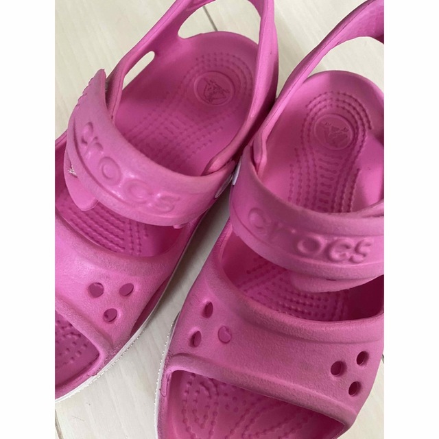 crocs(クロックス)のクロックス　ピンク　サンダル　サイズC12 約18.5センチ キッズ/ベビー/マタニティのキッズ靴/シューズ(15cm~)(サンダル)の商品写真