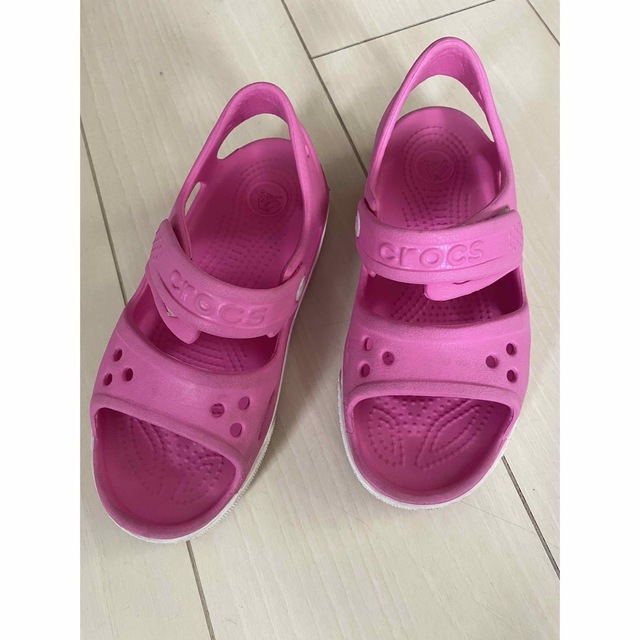 crocs(クロックス)のクロックス　ピンク　サンダル　サイズC12 約18.5センチ キッズ/ベビー/マタニティのキッズ靴/シューズ(15cm~)(サンダル)の商品写真