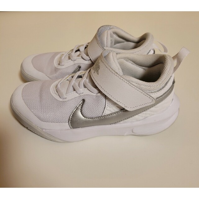 NIKE(ナイキ)のNIKEバスケットシューズチームハッスル キッズ/ベビー/マタニティのキッズ靴/シューズ(15cm~)(スニーカー)の商品写真