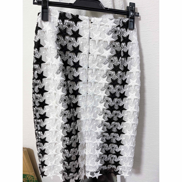 Million Carats(ミリオンカラッツ)のミリオンカラッツ　スター柄スカート　ストライプ　白ホワイト黒ブラック　ロック レディースのスカート(ひざ丈スカート)の商品写真