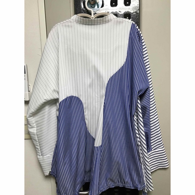 UN3D.(アンスリード)のアンスリード ウェーブラインギャザーシャツ レディースのトップス(シャツ/ブラウス(長袖/七分))の商品写真
