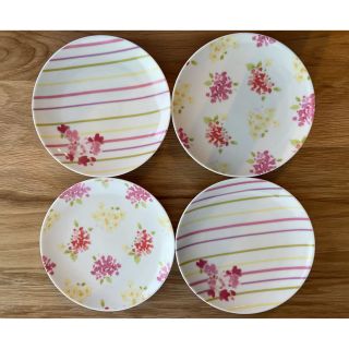 ローラアシュレイ(LAURA ASHLEY)のLAURA ASHLEY ローラアシュレイ　花柄小皿4枚セット(食器)