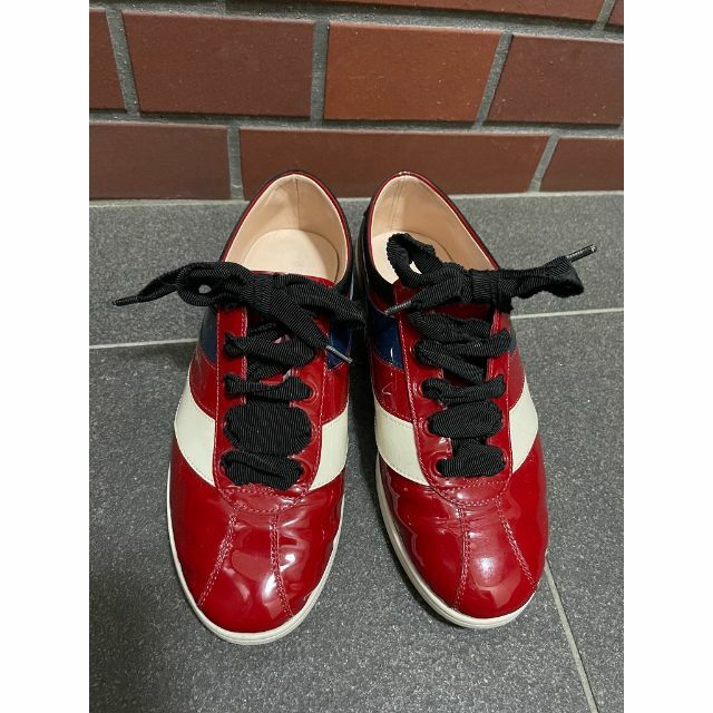 Gucci(グッチ)の【美品】Gucci グッチ エナメル 靴 シューズ スニーカー 赤 レディースの靴/シューズ(スニーカー)の商品写真