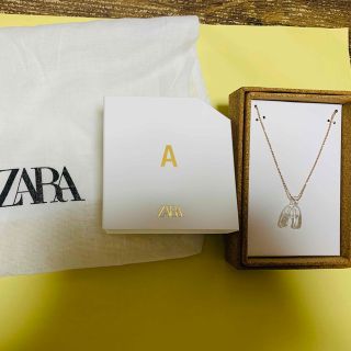 ザラ(ZARA)のZARA イニシャルペンダントネックレス　【A】(ネックレス)