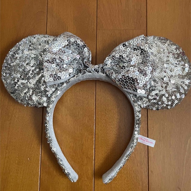 Disney(ディズニー)のディズニーランド　ディズニーシー　カチューシャ　スパンコール　シルバー レディースのヘアアクセサリー(カチューシャ)の商品写真