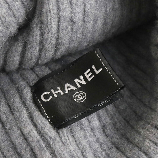 CHANEL(シャネル)のシャネル スパンコールロゴ ニット帽 ニットキャップ 帽子 カシミヤ グレー CHANEL（美品） レディースの帽子(ニット帽/ビーニー)の商品写真